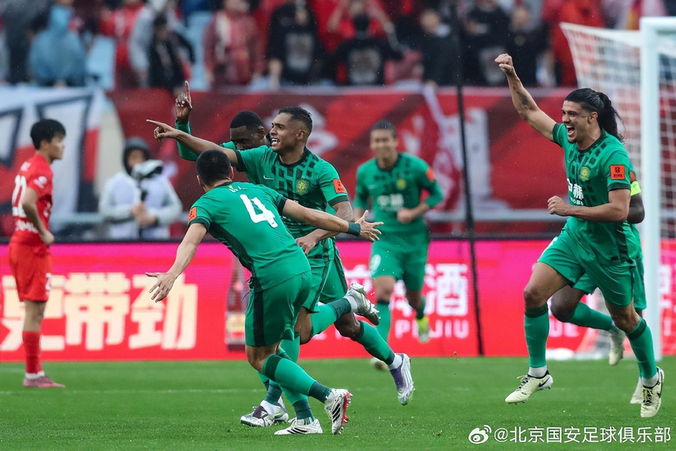 意外！这是中超冠军？上港全场0射正，新外援被北京国安踢哭了